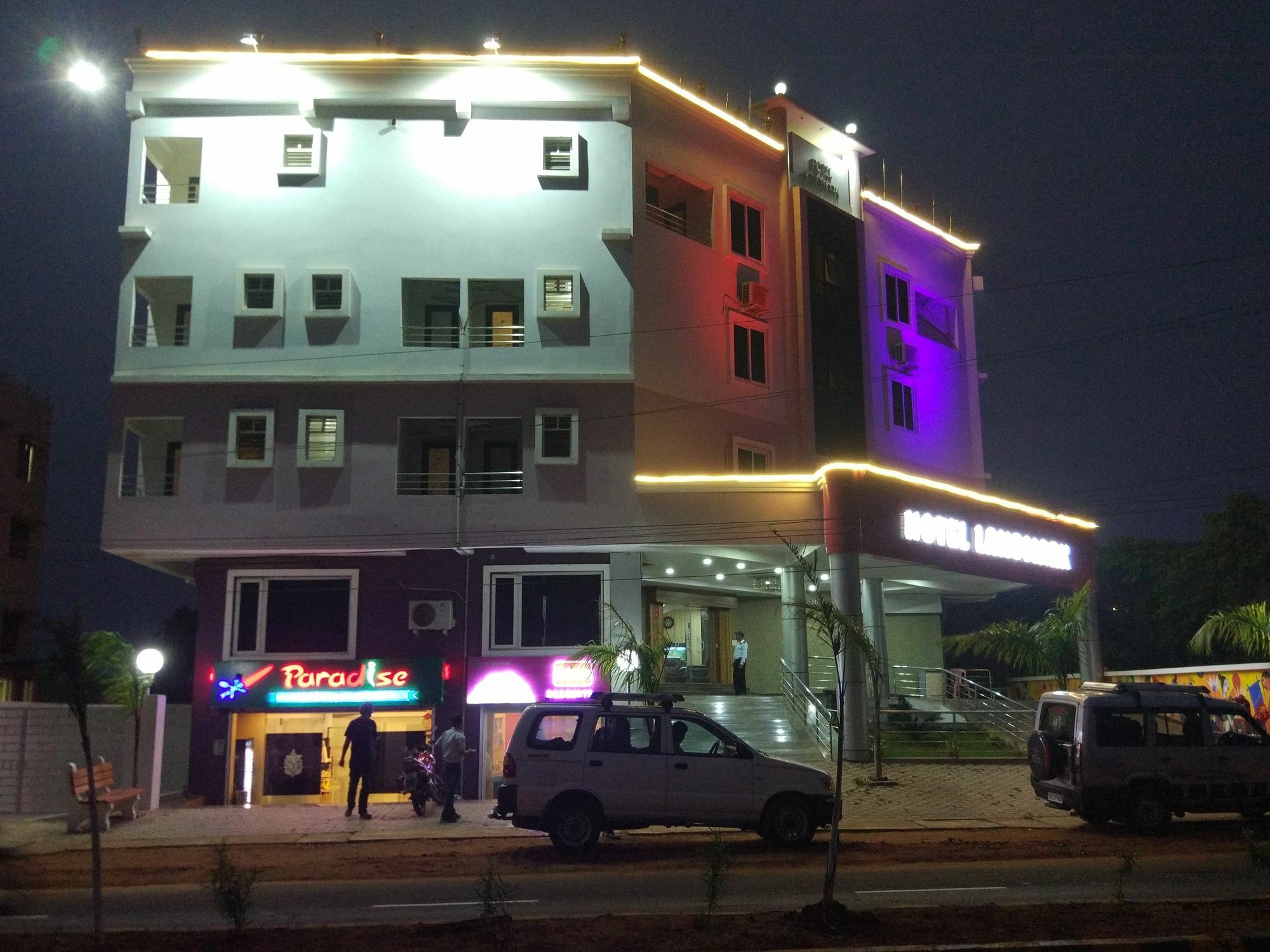 Hotel Landmark Bhubaneswar Esterno foto